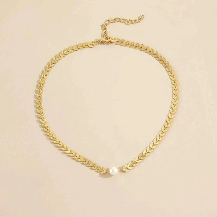 Greek-style necklace with a pearl in gold