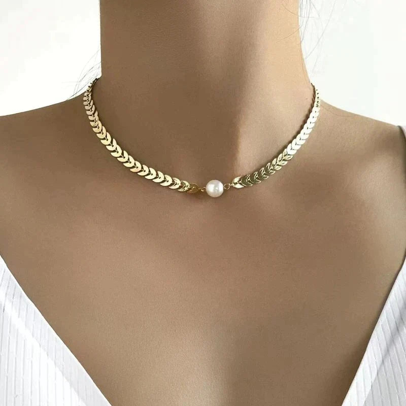 Greek-style necklace with a pearl in gold
