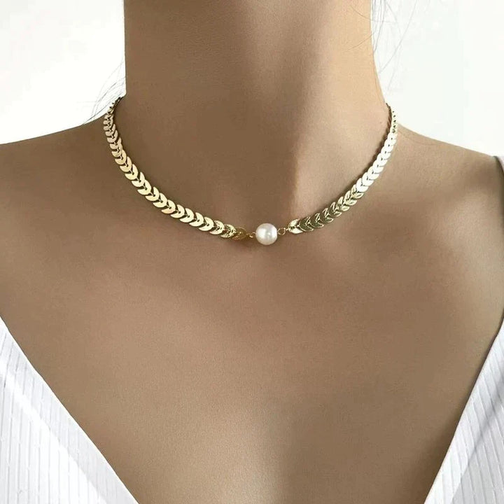 Greek-style necklace with a pearl in gold