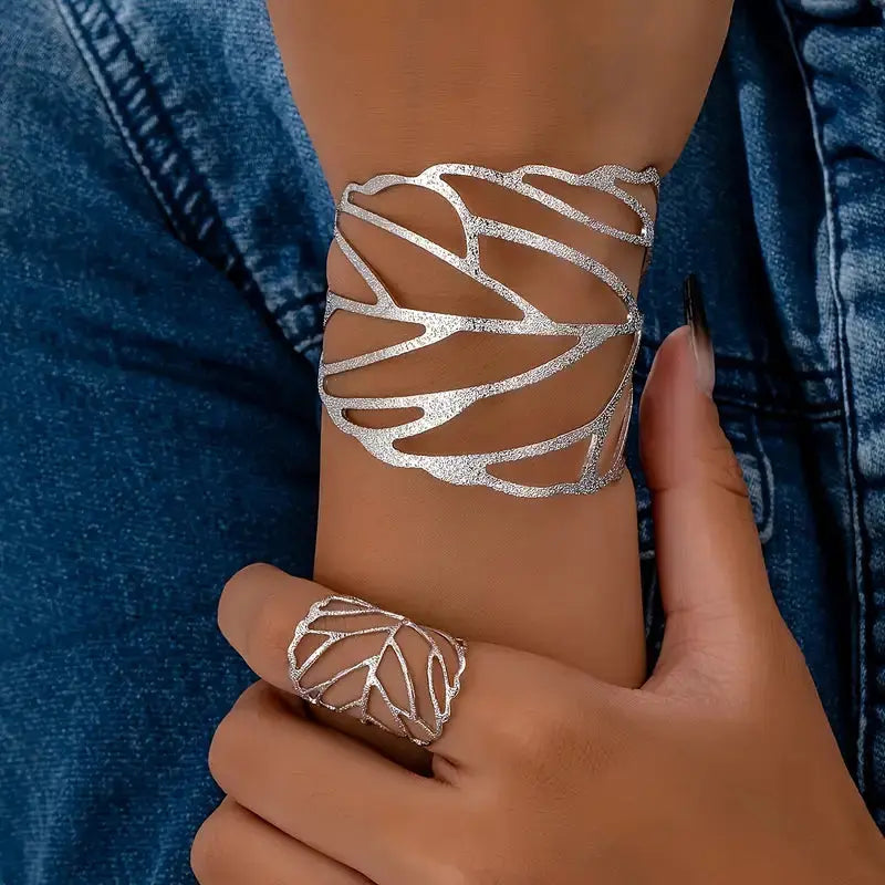 Vintage bracelet with a leaf design
