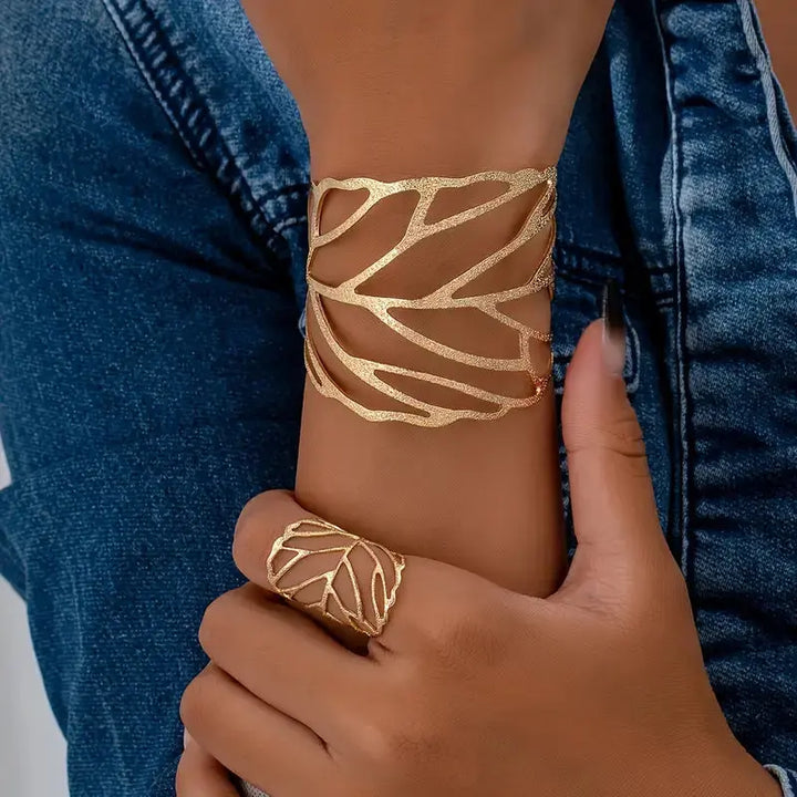 Vintage bracelet with a leaf design